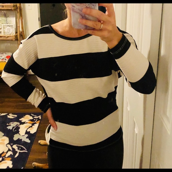 Open back, long sleeved top - Picture 3 of 3